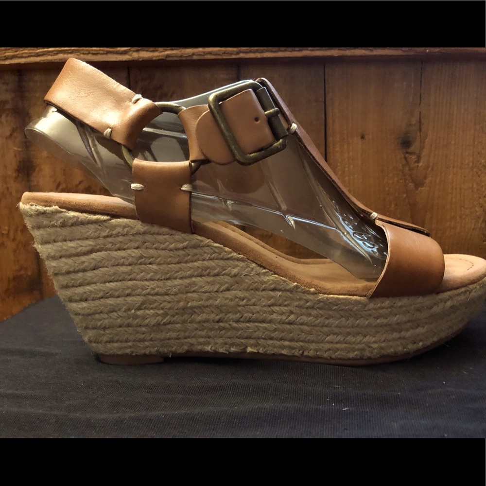 🍀 NIB Lucky Brand Fiora T strap leather wedges, tan 8.5M